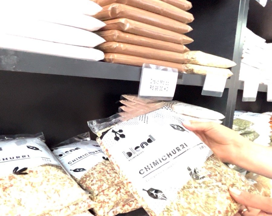 Embalagem de chimichurri com a marca Blend Alimentos na gôndola da loja